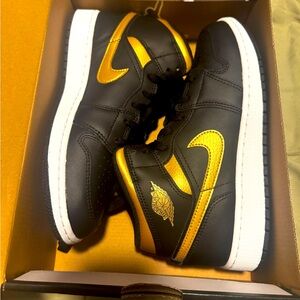 NIB NEVER WORN NIKE 6Y!!!